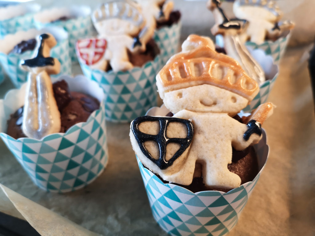 Muffins mit Ritterkeksen gestaltet